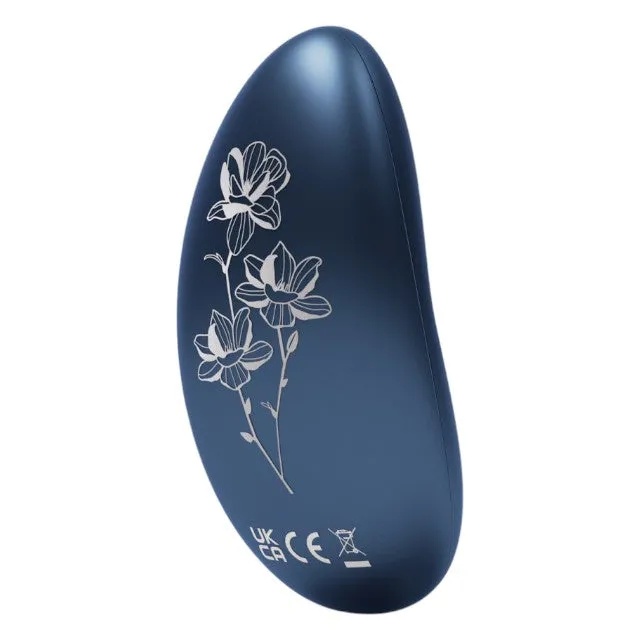 Aparat de masaj LELO NEA 3 Blue. pentru corp și zone intime. cu 10 funcții de vibrație. design cu fluturi și flori. albastru