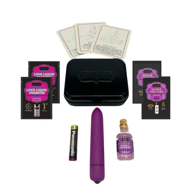 Set KAMASUTRA Weekender Kit Raspberry Kiss. cu vibrator bullet. ulei de masaj. cărți de joc cu poziții sexuale și lubrifiant (zmeură)