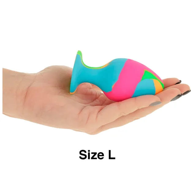Set plug anal INTENSE Pack Size S. M. L. 3 dopuri de dimensiuni progresive. lungimi 7 cm - 9 cm. diametre 2.7 – 4 cm. multicolor