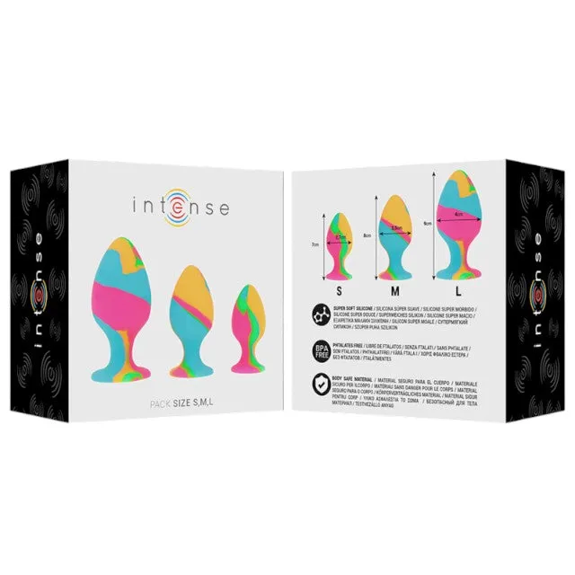 Set plug anal INTENSE Pack Size S. M. L. 3 dopuri de dimensiuni progresive. lungimi 7 cm - 9 cm. diametre 2.7 – 4 cm. multicolor