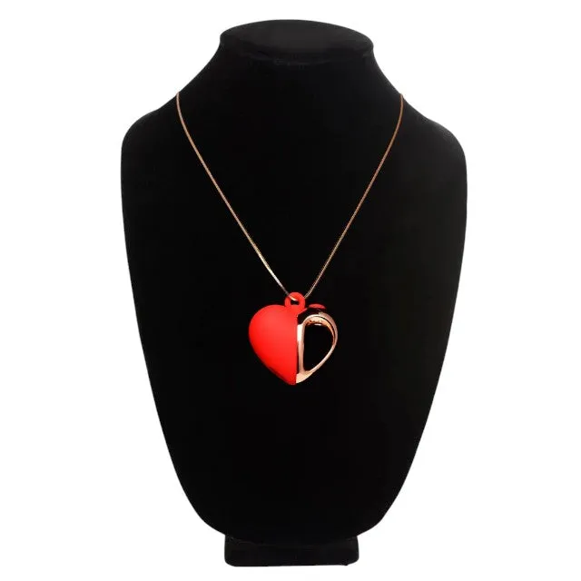 Stimulator clitoris CHARMED Heart Necklace. pandantiv în formă de inimă pe colier. 10 funcții de vibrație. roșu cu auriu